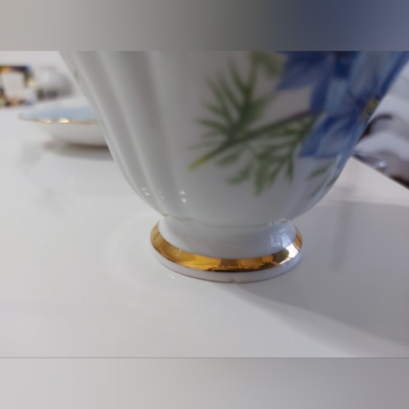 Candle in a pretty teacup with floral motifs - Picture 9 of 10